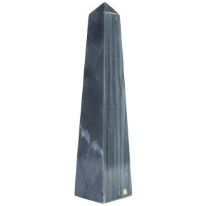 Obelisk z polerowanego marmuru