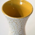 Wazon ceramiczny biało-żółty.jpg